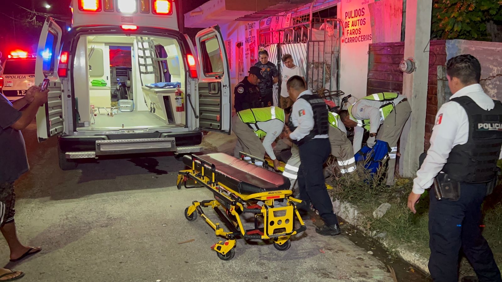Con fractura en ambas piernas fue como terminó un peatón