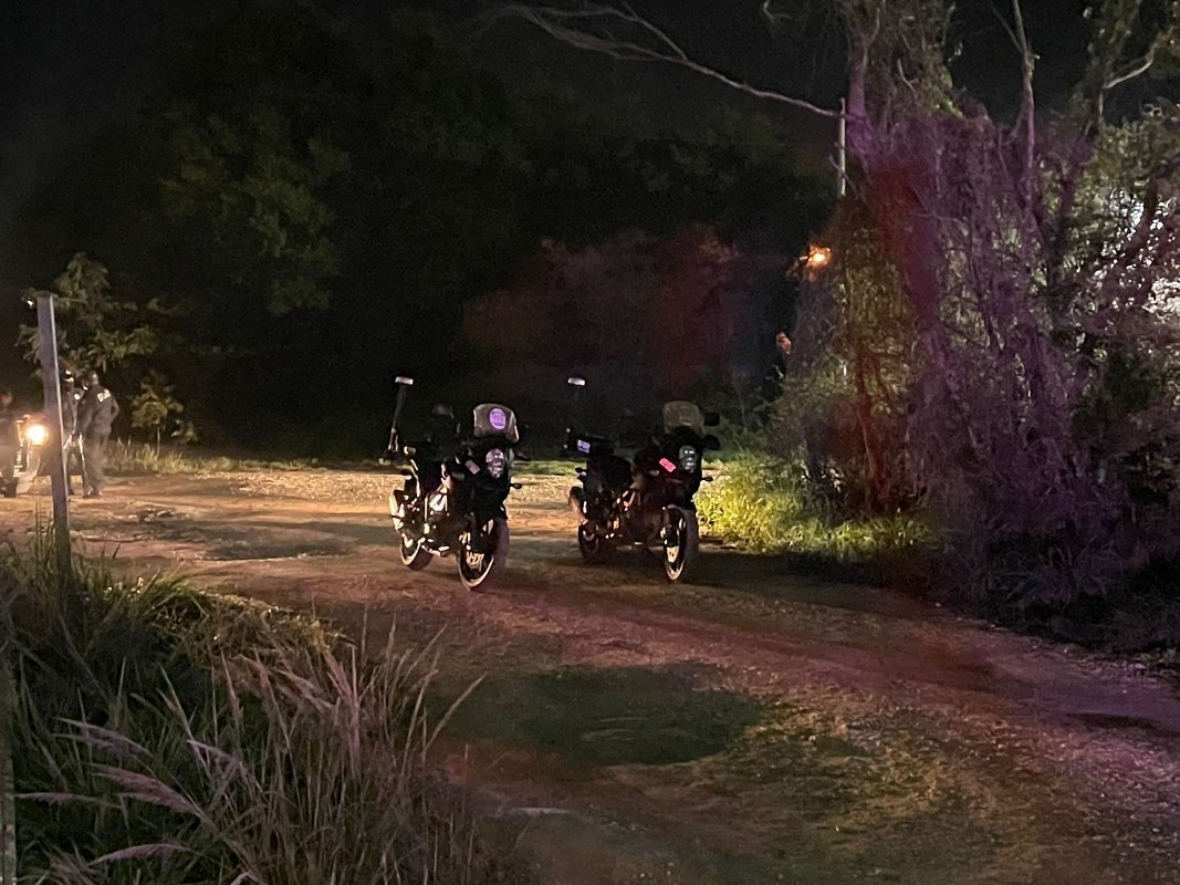 Los varones forcejearon quitándole su arma a un agente