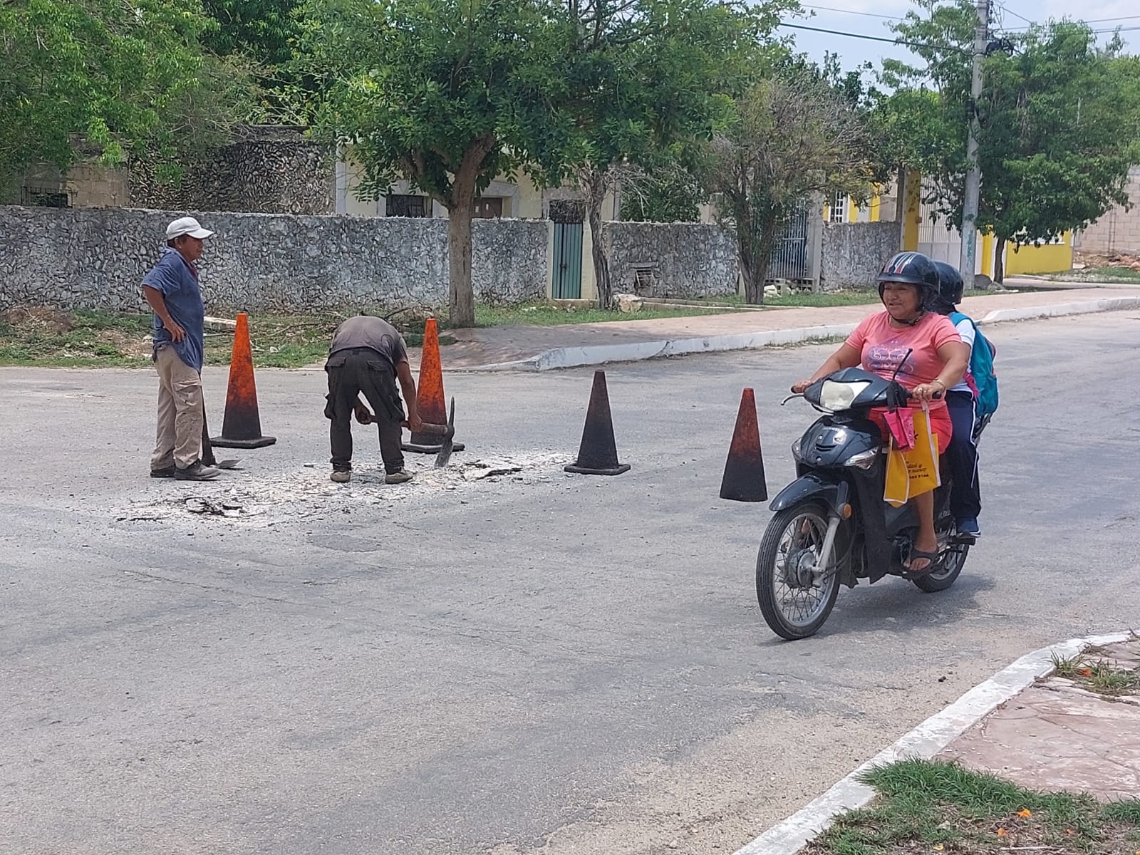 Los empleados de bacheo tienen que soportar las agresiones de motociclistas Los empleados de bacheo tienen que soportar las agresiones de motociclistas