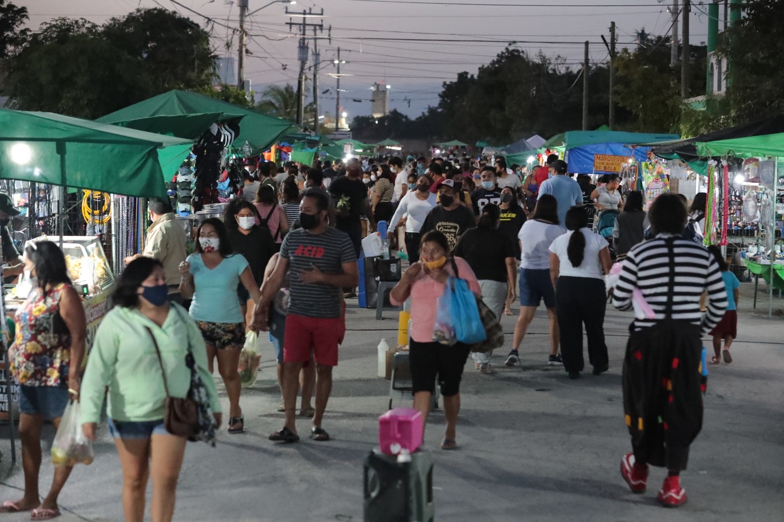 Como es costumbre para muchos habitantes de Cancún, el domingo no puede faltar visitar el tianguis más grande de Cancún