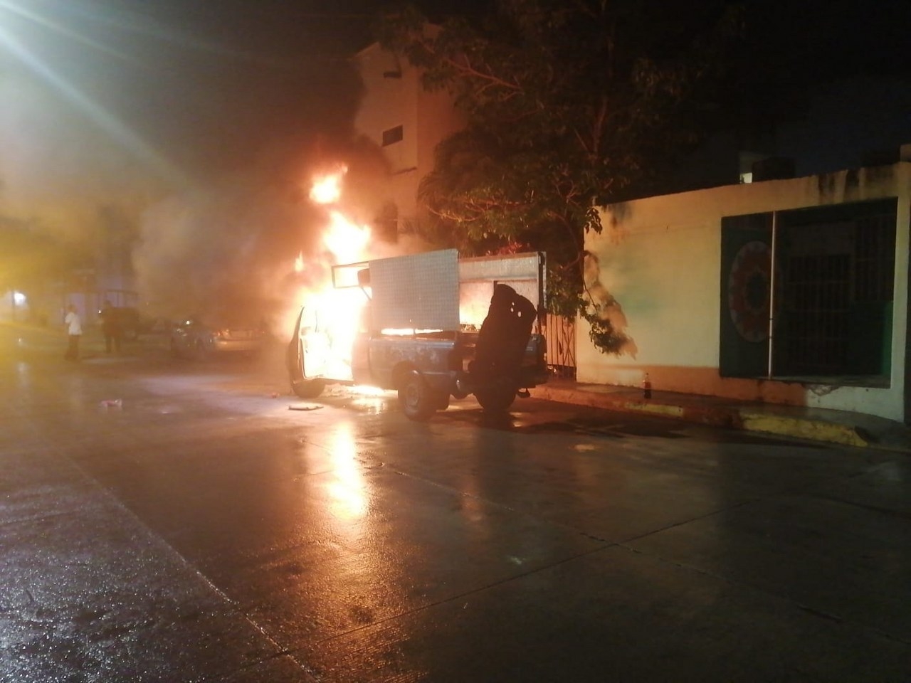 El dueño y testigos intentaron apagar el fuego, sin lograrlo El dueño y testigos intentaron apagar el fuego, sin lograrlo