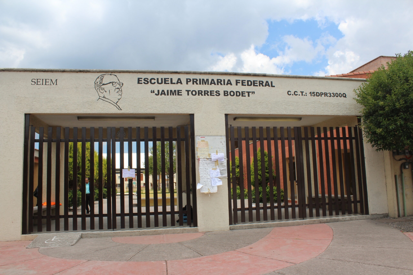 Alumnos se intoxican en la Escuela Primaria Jaime Torres Bodet en Tlalnepantla Alumnos se intoxican en la Escuela Primaria Jaime Torres Bodet en Tlalnepantla