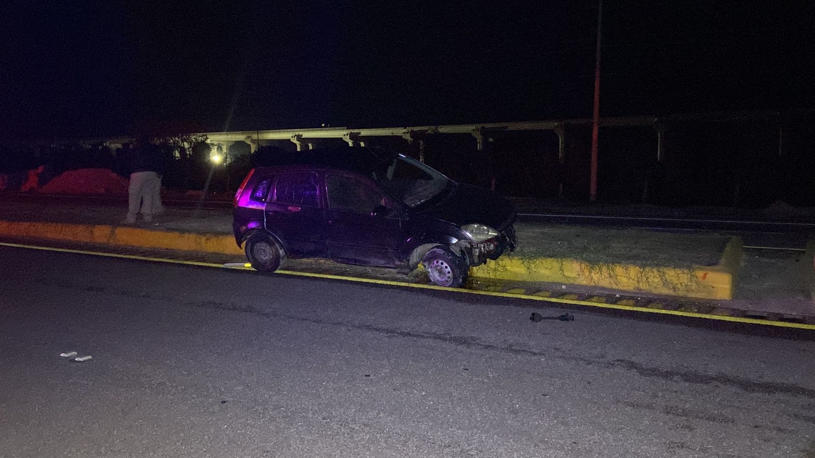 Derivado a la velocidad en la que iban, el pequeño coche terminó destruido
