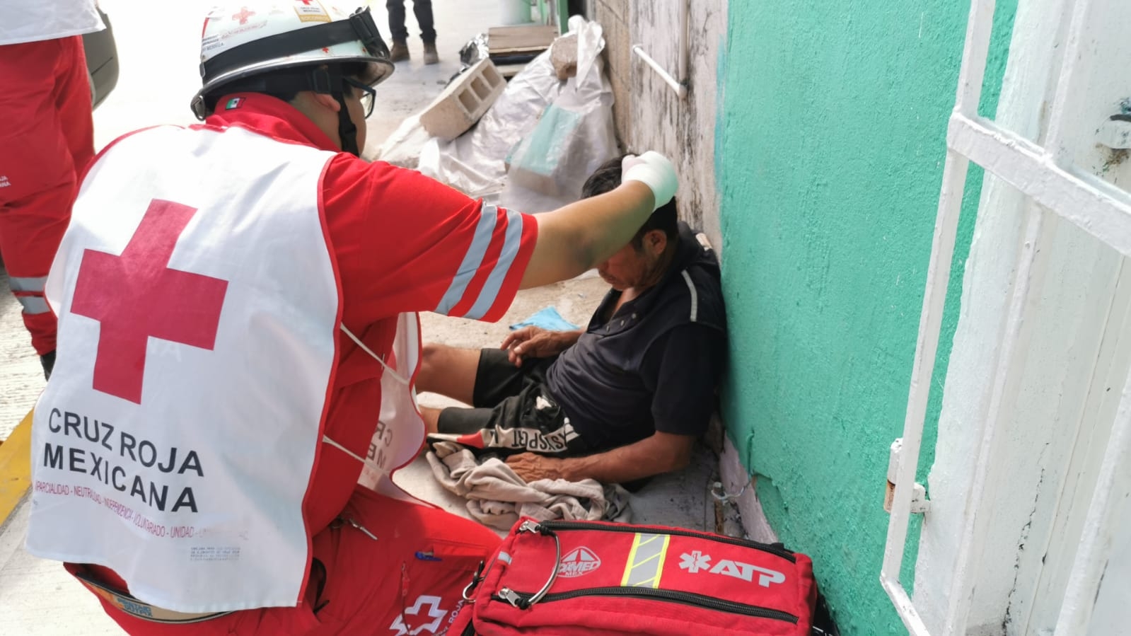 El hombre se encontraba junto a otros hombres en estado de ebriedad cuando fue golpeado