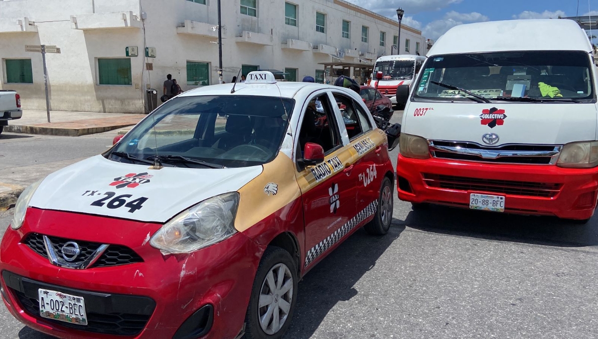 El choque formó una larga fila de autos mientras no llegaban a un acuerdo