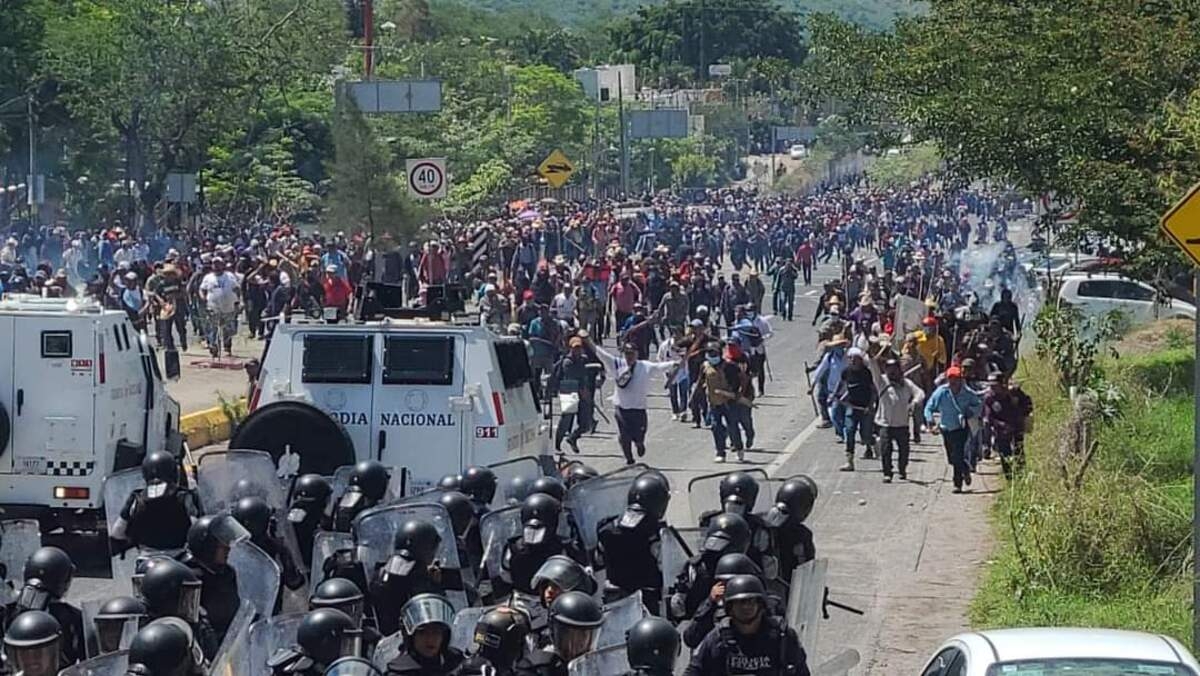 Se enfrentan cientos de manifestantes contra fuerzas policiales en la carretera Chilpancingo-Petaquillas
Se enfrentan cientos de manifestantes contra fuerzas policiales en la carretera Chilpancingo-Petaquillas