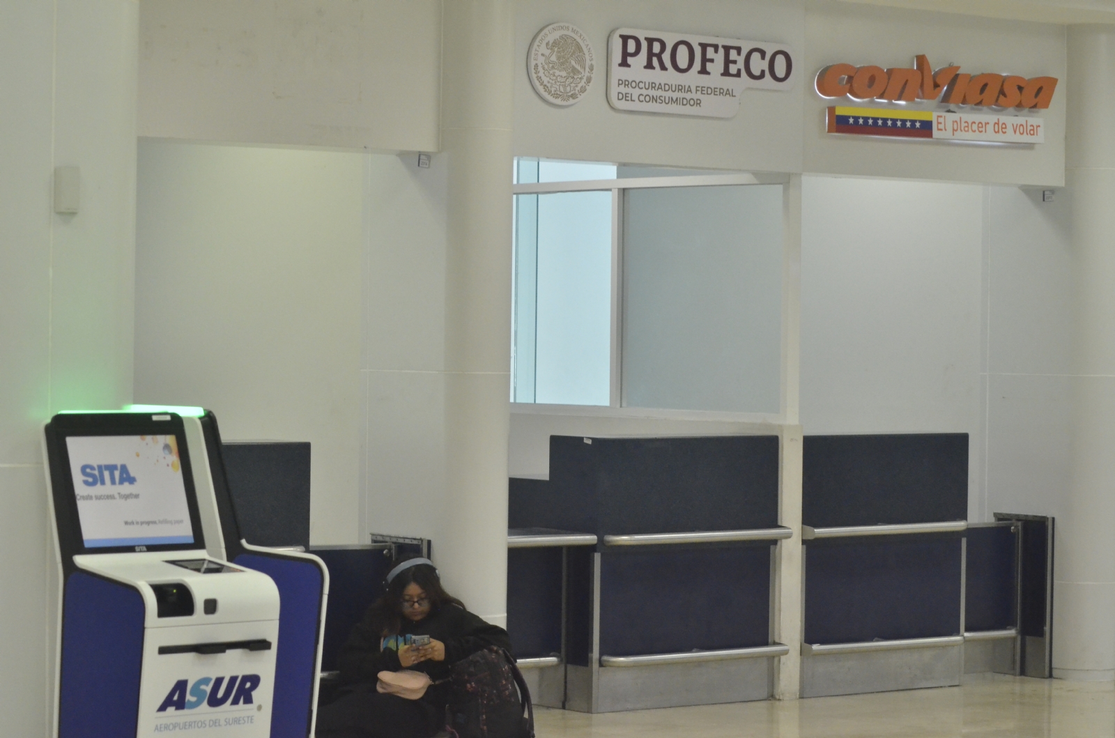 Viajeros se quejan por módulo de la Profeco vacío en el aeropuerto de Cancún