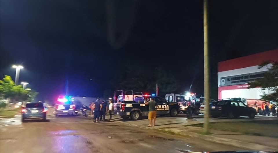 Personal del Cuerpo de Bomberos en la avenida Nicolás Bravo ayudaron a la afectada Personal del Cuerpo de Bomberos en la avenida Nicolás Bravo ayudaron a la afectada