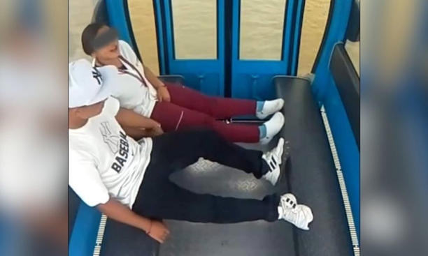 Captan a jóvenes teniendo relaciones en Cablebús de la CDMX