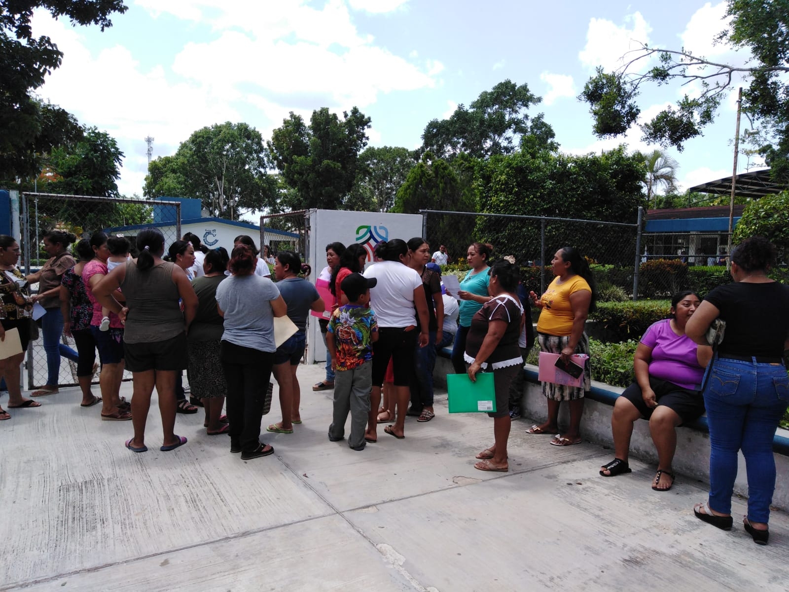 Los padres de familia se reunieron en el Cobay de Buctzotz para externar sus quejas Los padres de familia se reunieron en el Cobay de Buctzotz para externar sus quejas