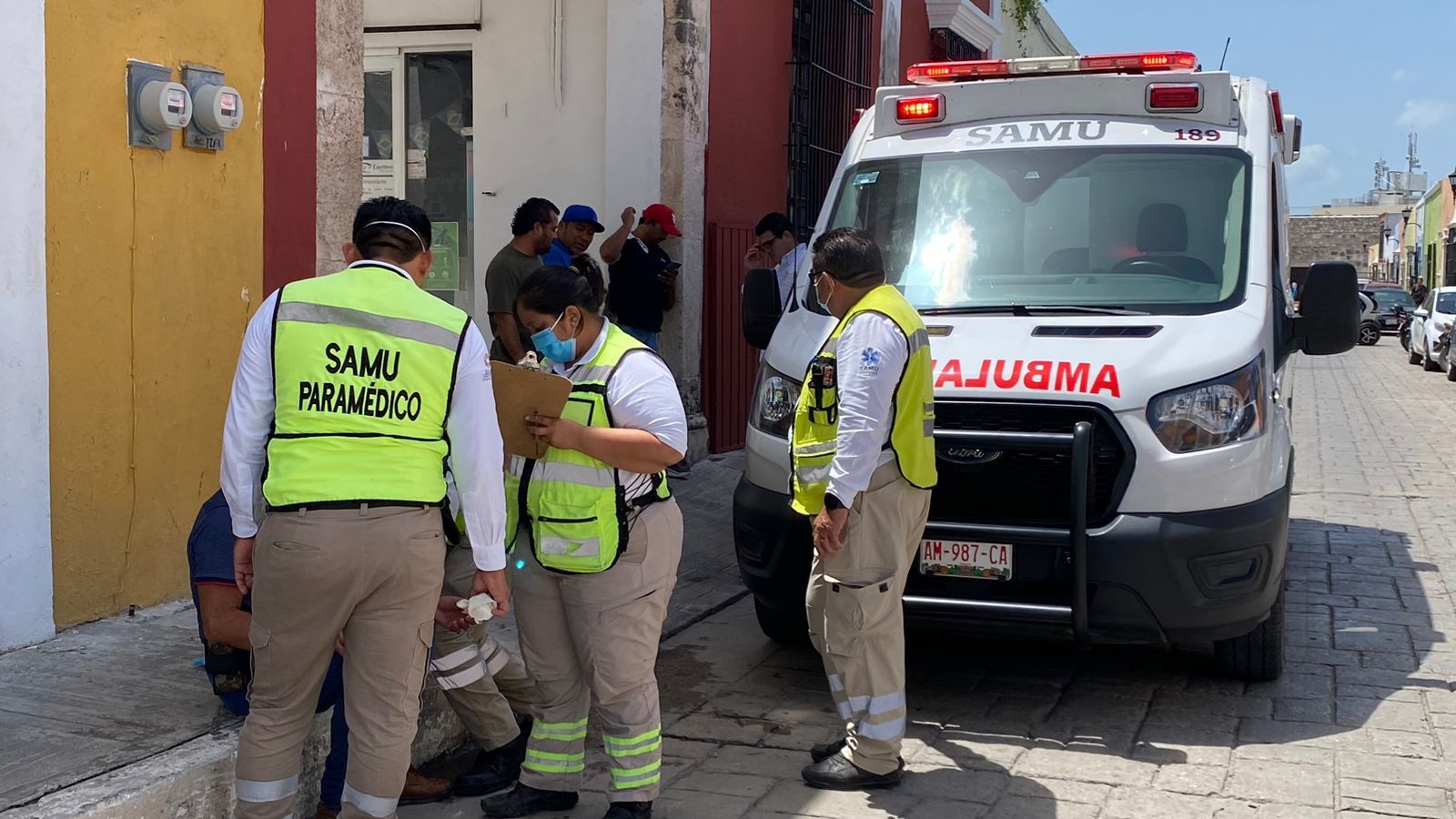 Paramédicos atendieron al hombre, ya que tenía sangrado abundante Paramédicos atendieron al hombre, ya que tenía sangrado abundante