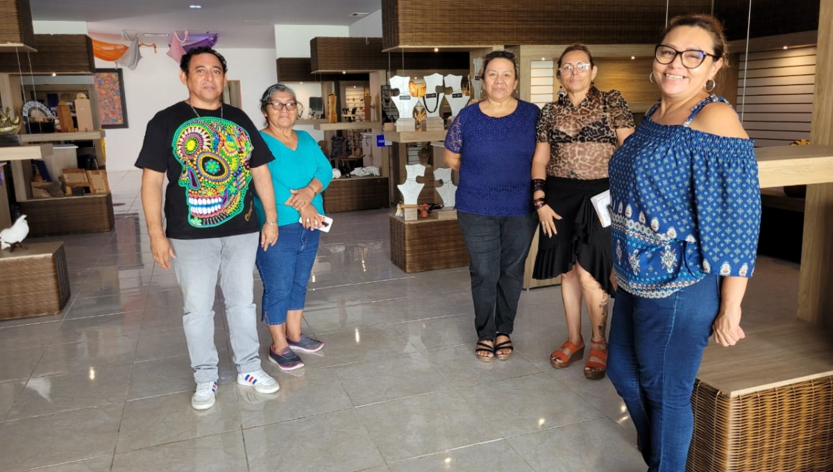 En el Bazar Artesanal las autoridades no hacen nada para reparar las gritas donde entra la lluvia