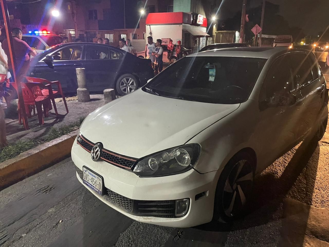 Los ciudadanos confrontaron al responsable por manejar borracho; incluso se enfrentaron a golpes y lo entregaron a la Policía