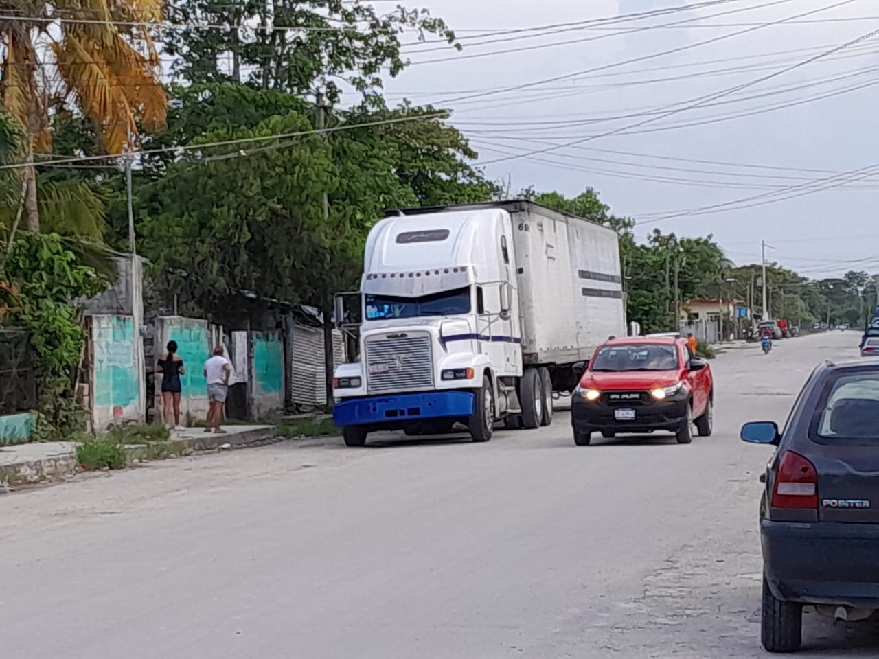 Trailero deja sin luz a un vecino de Escárcega tras arrancar los cables de la CFE