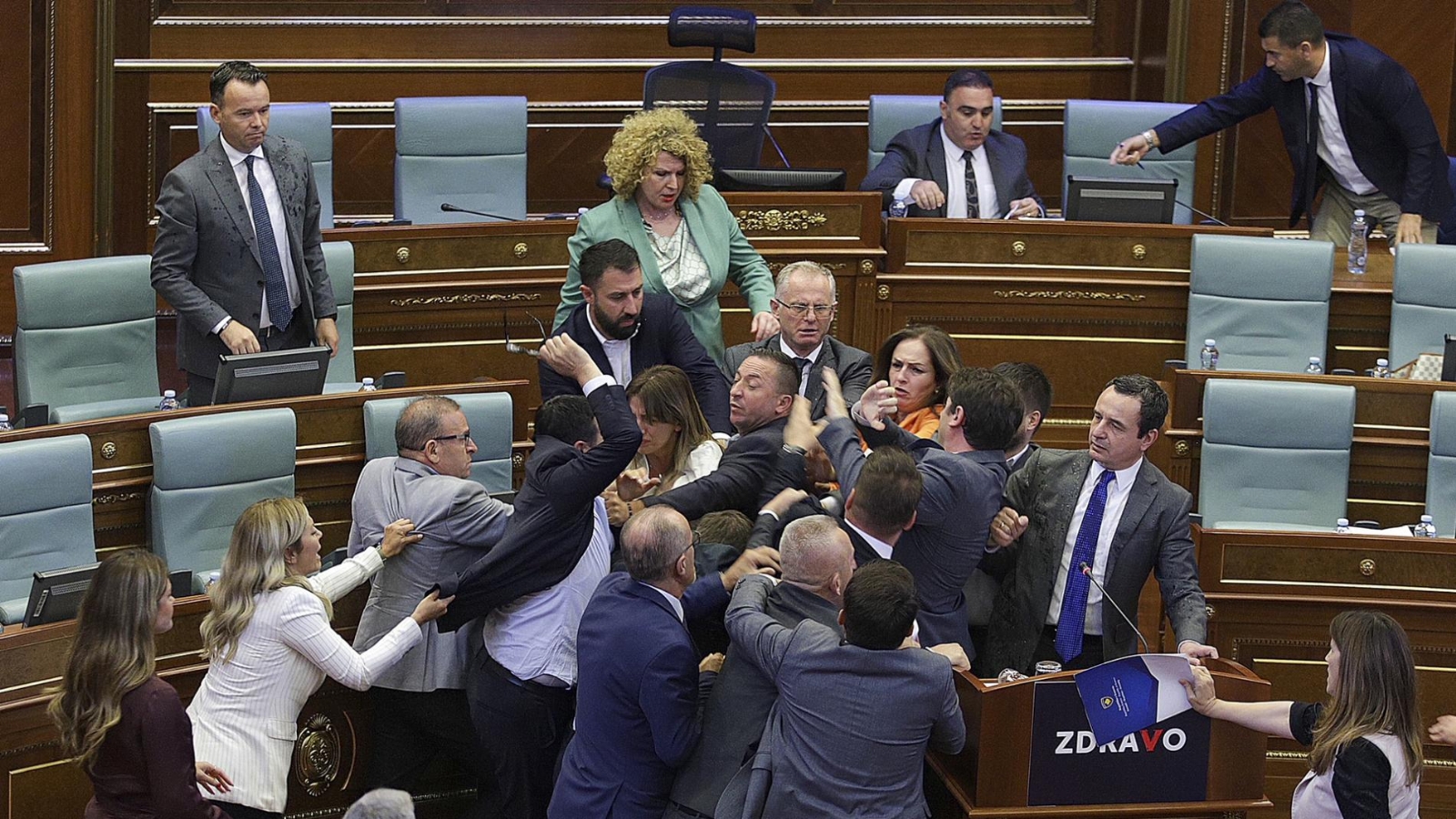 Legisladores y ministros se pelean a puño cerrado en Parlamento de Kosovo