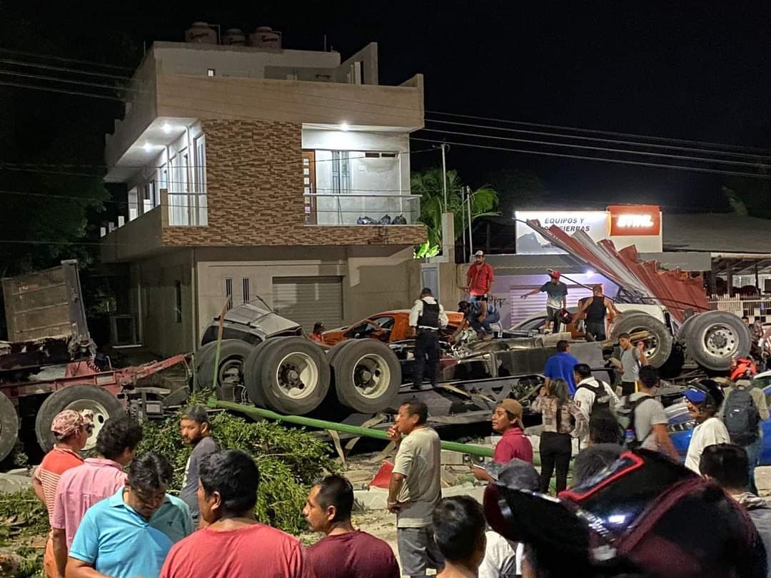 La zona se llenó de curiosos que se dieron cita luego del ruido que generó el accidente La zona se llenó de curiosos que se dieron cita luego del ruido que generó el accidente