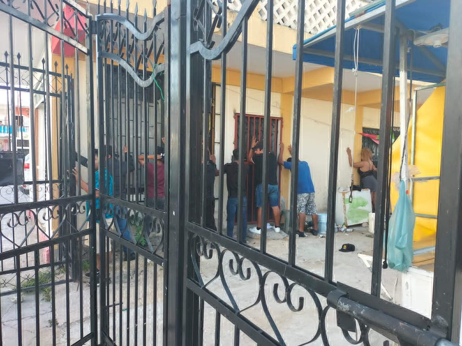 Ambos fueron arrestados en la casa donde mantenían retenidos a 20 menores víctimas de explotación laboral Ambos fueron arrestados en la casa donde mantenían retenidos a 20 menores víctimas de explotación laboral