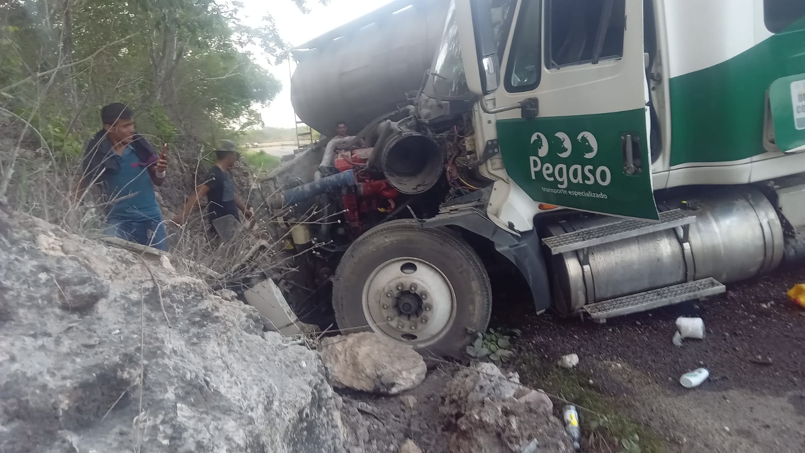 El tráiler bloqueó la carretera hacia Hopelchén El tráiler bloqueó la carretera hacia Hopelchén
