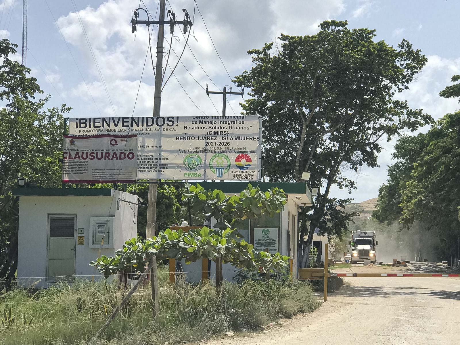 Durante al menos una hora se observó la entrada y salida de más de 10 camiones