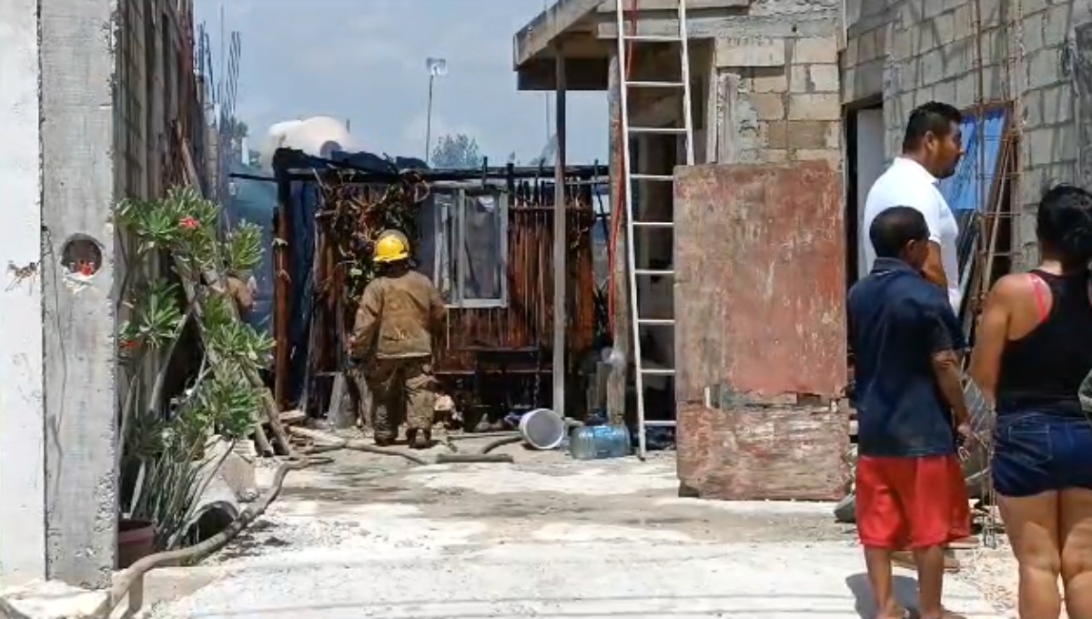 Los vecinos informaron que intentaron quitar una bomba de agua, pero al hacer cortocircuito, una chispa prendió una palapa Los vecinos informaron que intentaron quitar una bomba de agua, pero al hacer cortocircuito, una chispa prendió una palapa