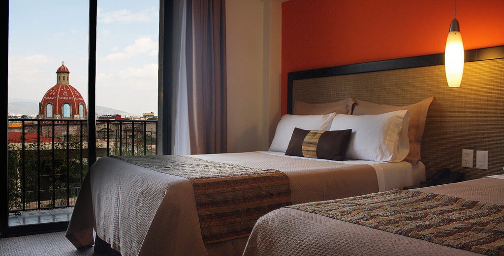 ¡Te están grabando! ¿Cómo saber si el espejo de un hotel tiene cámara?
