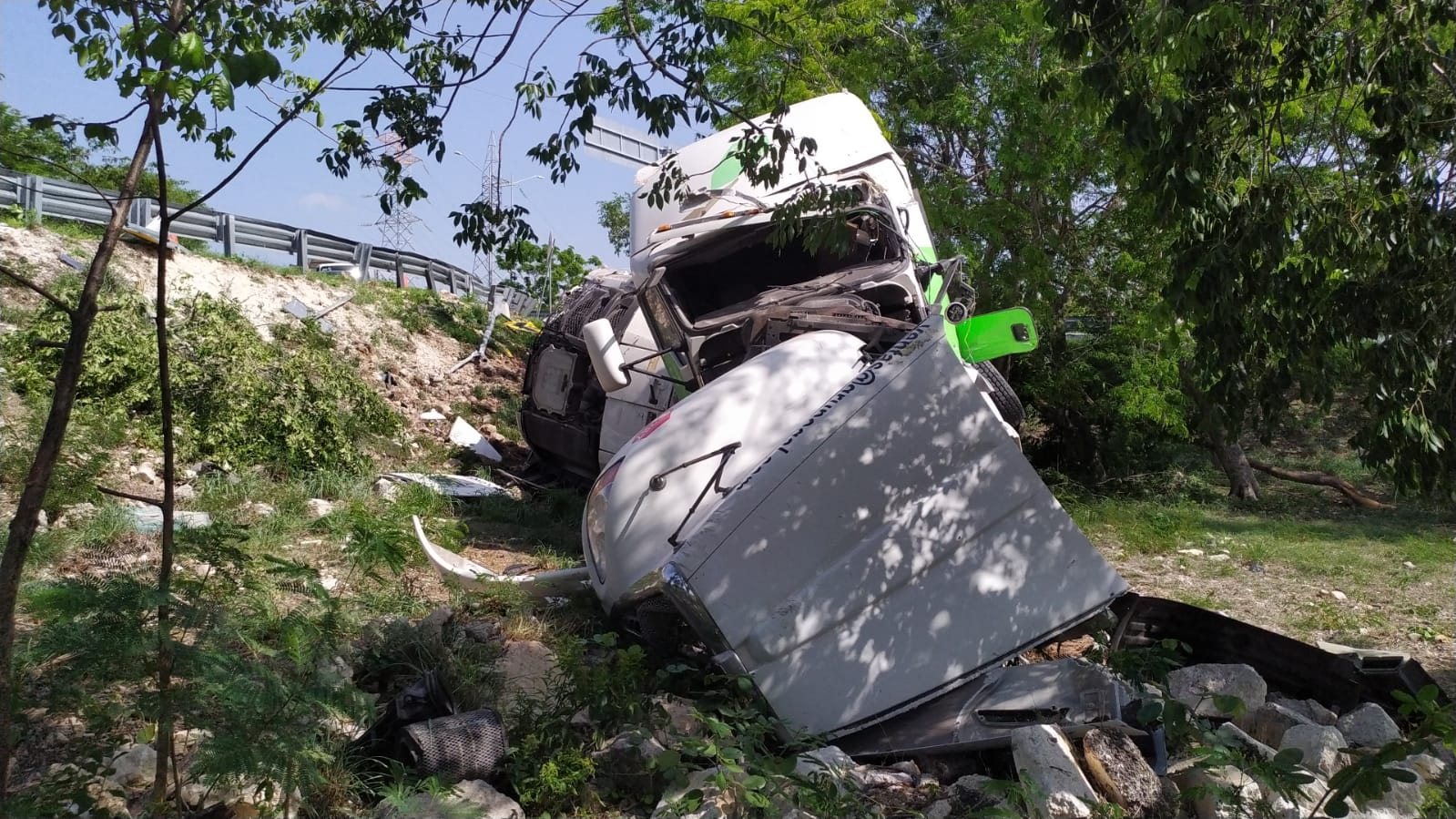 El trailero perdió el control al pasar un puente del Periférico El trailero perdió el control al pasar un puente del Periférico