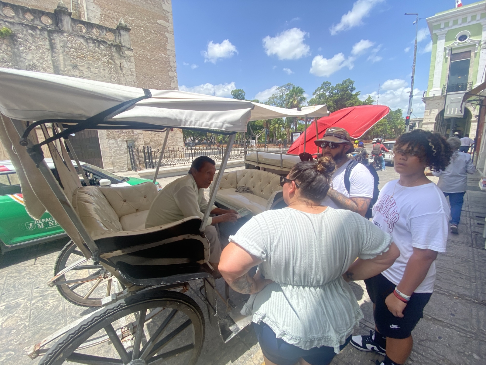 Turibús vs Calesas: ¿Cuál es mejor para recorrer Mérida?