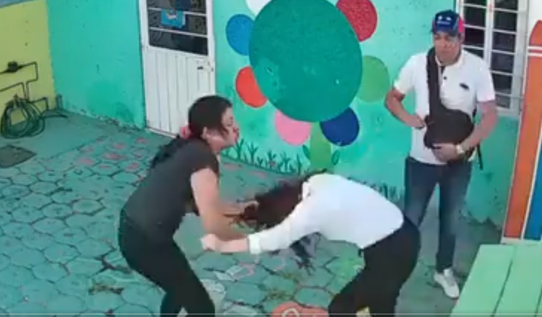El momento fue difundido en redes sociales, donde la madre y el padre agreden a la docente