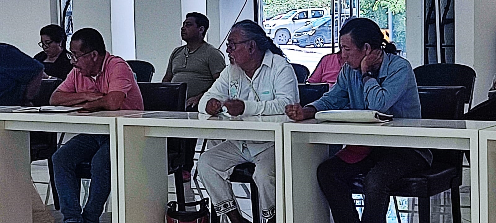 “Si está durmiendo o trabajando, lo único que sé es que cobra puntualmente su cheque”, sacerdote maya, Luis Nah