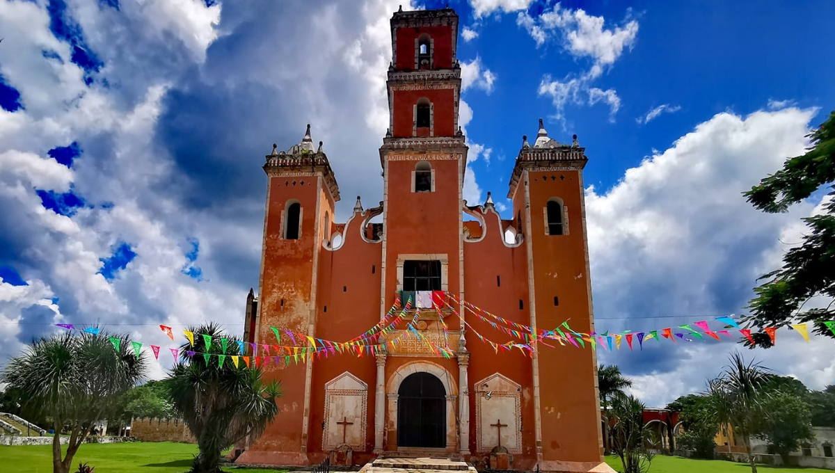 El recinto religioso tiene tres enormes torres que corresponden a la moda del siglo de las luces El recinto religioso tiene tres enormes torres que corresponden a la moda del siglo de las luces