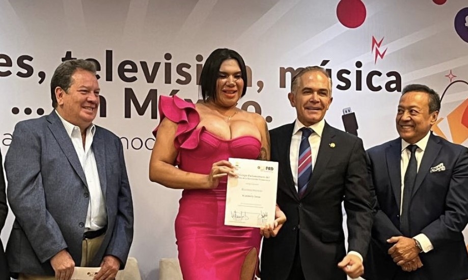 Mancera entrega reconocimiento a Kimberly 'La más preciosa'
