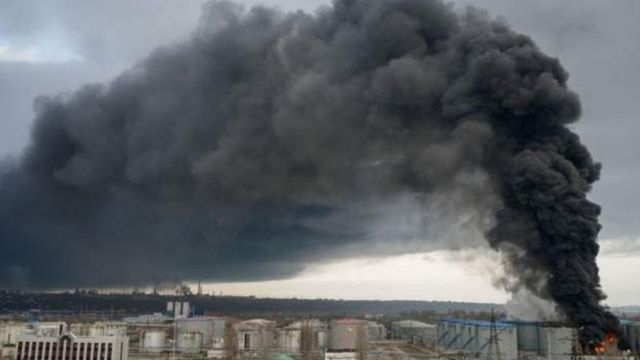 Rusia bombardea el puerto de Odesa en "represalia" por el ataque contra el puente de Crimea