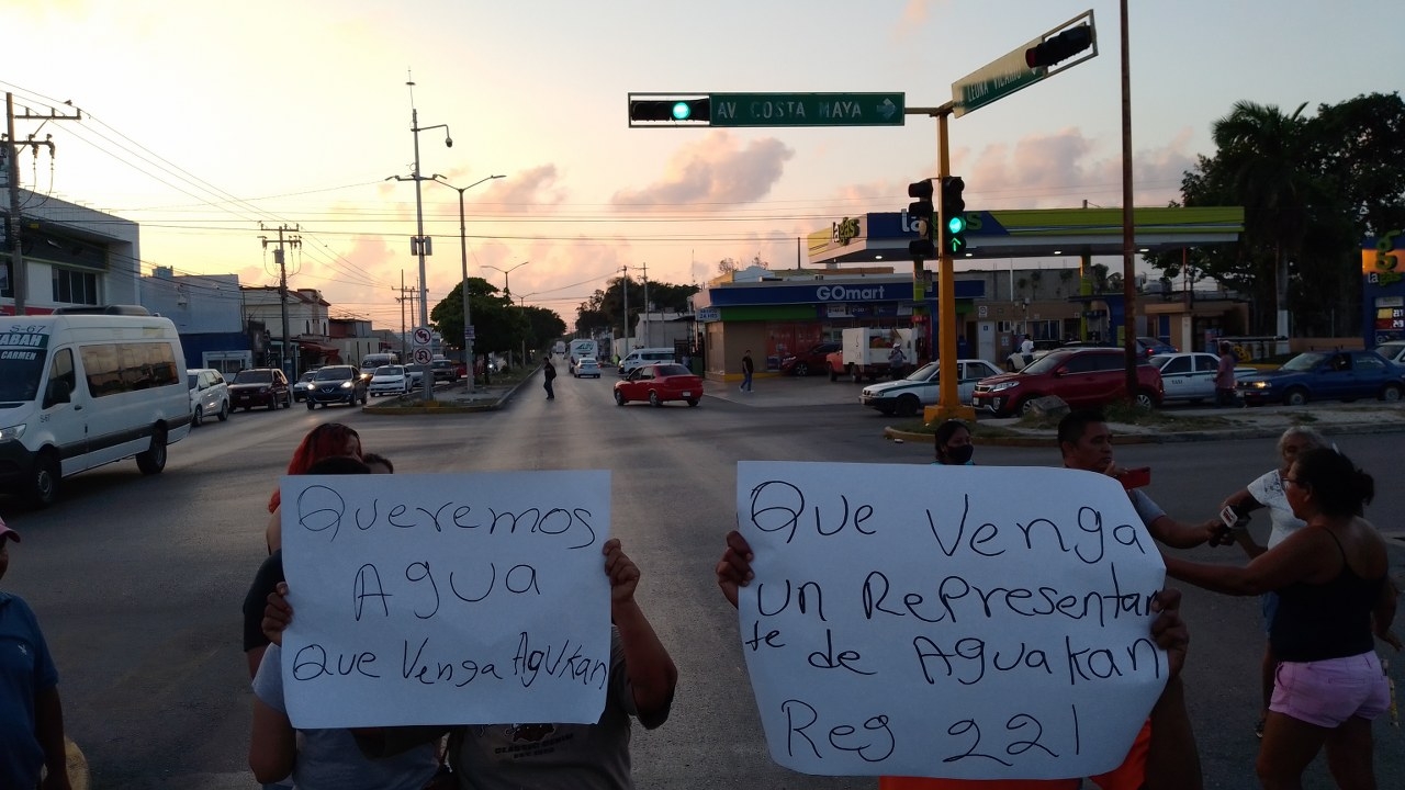 Cansados del deficiente servicio de la concesionaria decidieron poner barricadas, impidiendo el tránsito en señal de protesta