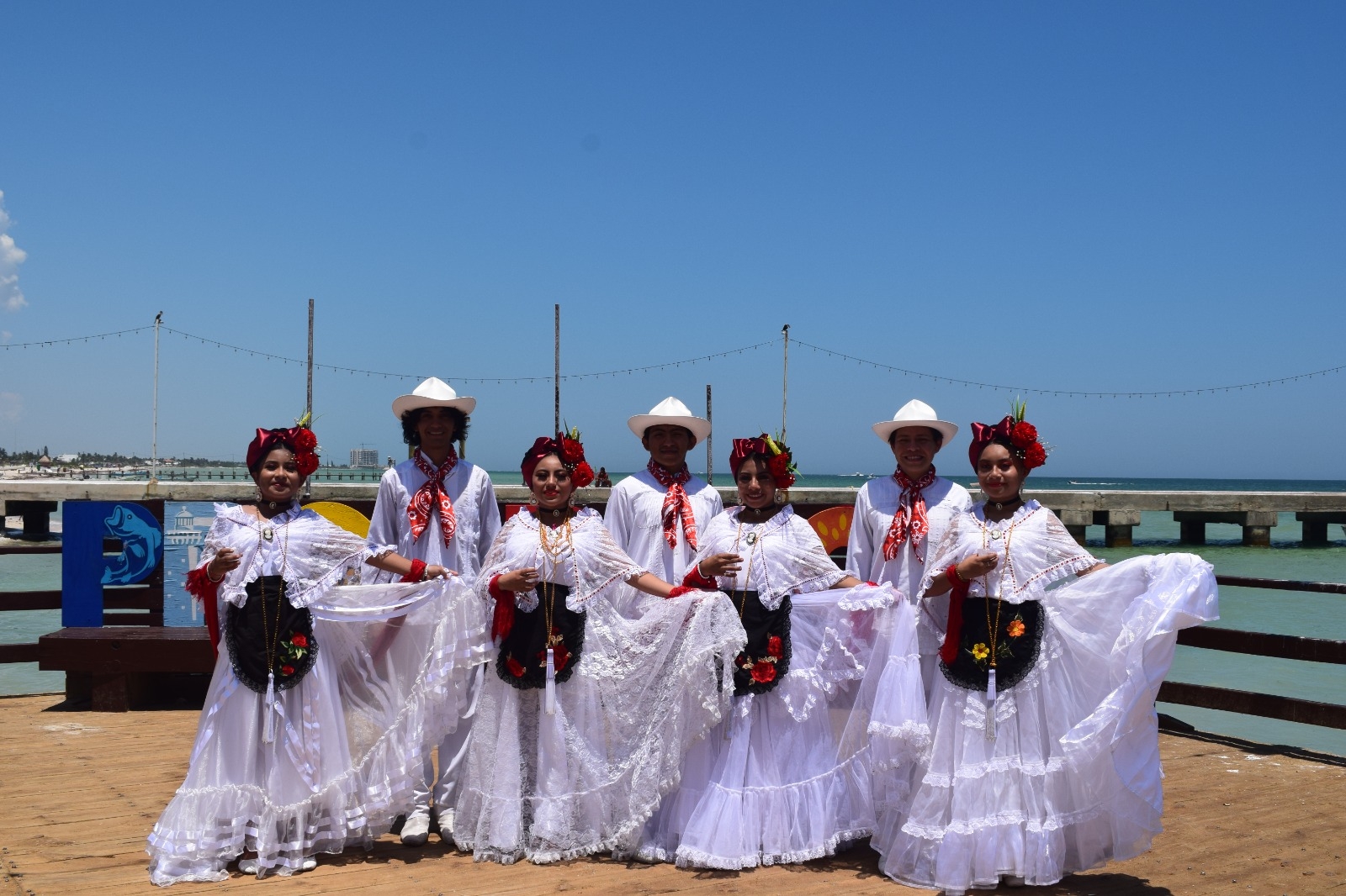 Los jóvenes llegaron con sus mejores ropas al puerto