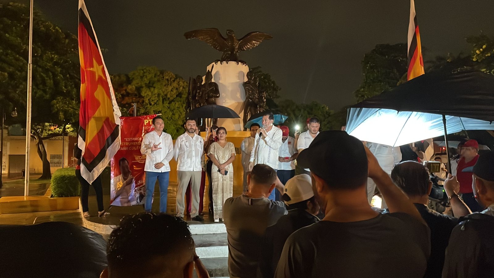 Noroña habló ante simpatizantes pese al mal clima