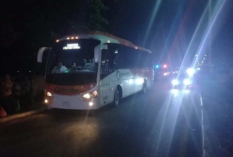 Los hombres llevaban armas de fuego y machetes