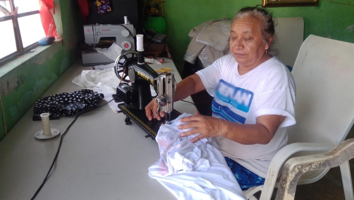 Doña Ana remienda ropa y confecciona vestuarios para los festivales escolares Doña Ana remienda ropa y confecciona vestuarios para los festivales escolares