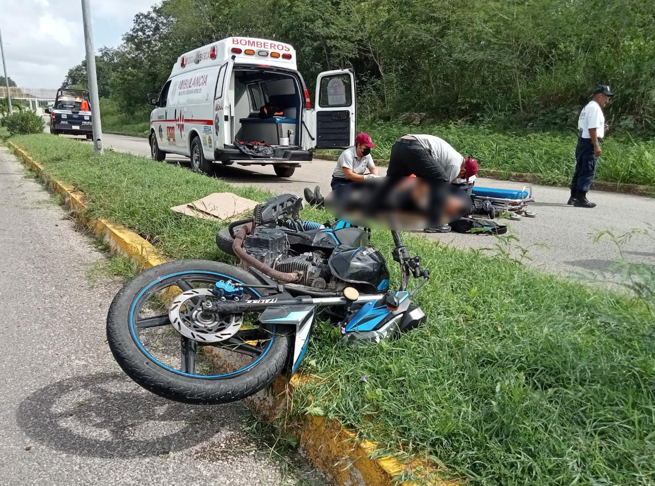Motociclista choca contra muro de contención en José María Morelos