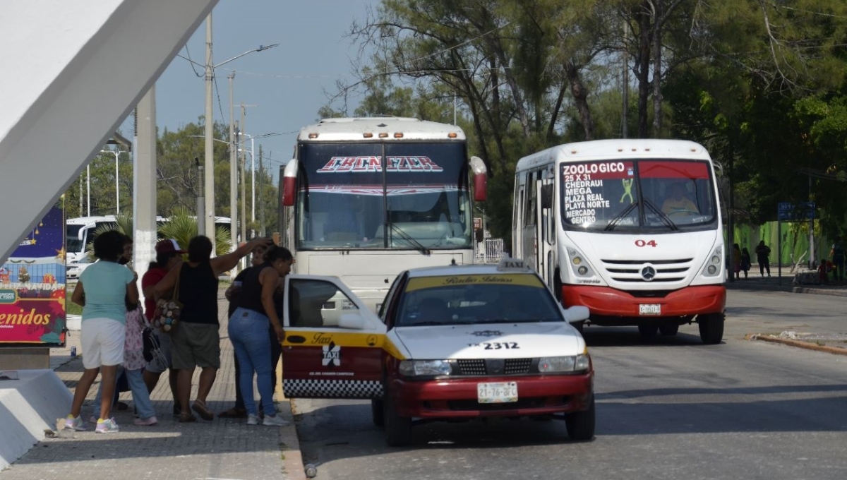 A través de grupos de WhatsApp, los taxistas se pusieron de acuerdo para ir a protestar en el Congreso de Campeche A través de grupos de WhatsApp, los taxistas se pusieron de acuerdo para ir a protestar en el Congreso de Campeche