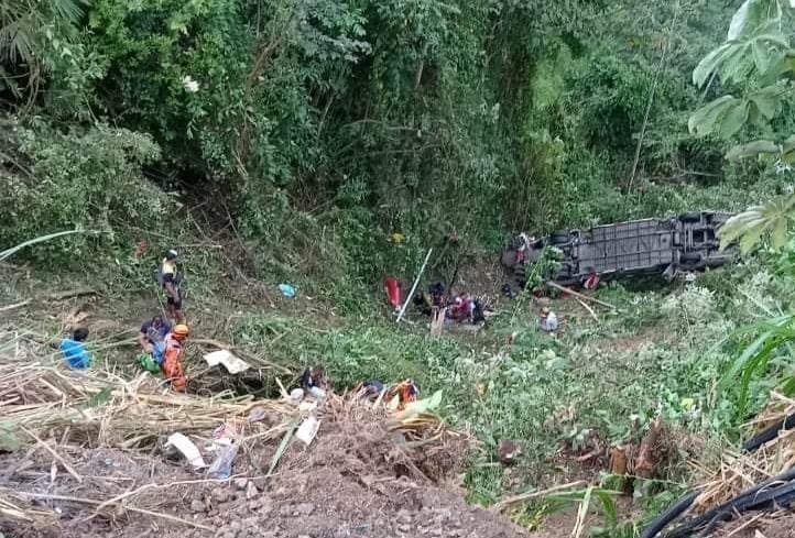 Un autobús que transportaba migrantes venezolanos se precipitó por un barranco cerca de Bucaramanga, Colombia. Un autobús que transportaba migrantes venezolanos se precipitó por un barranco cerca de Bucaramanga, Colombia.