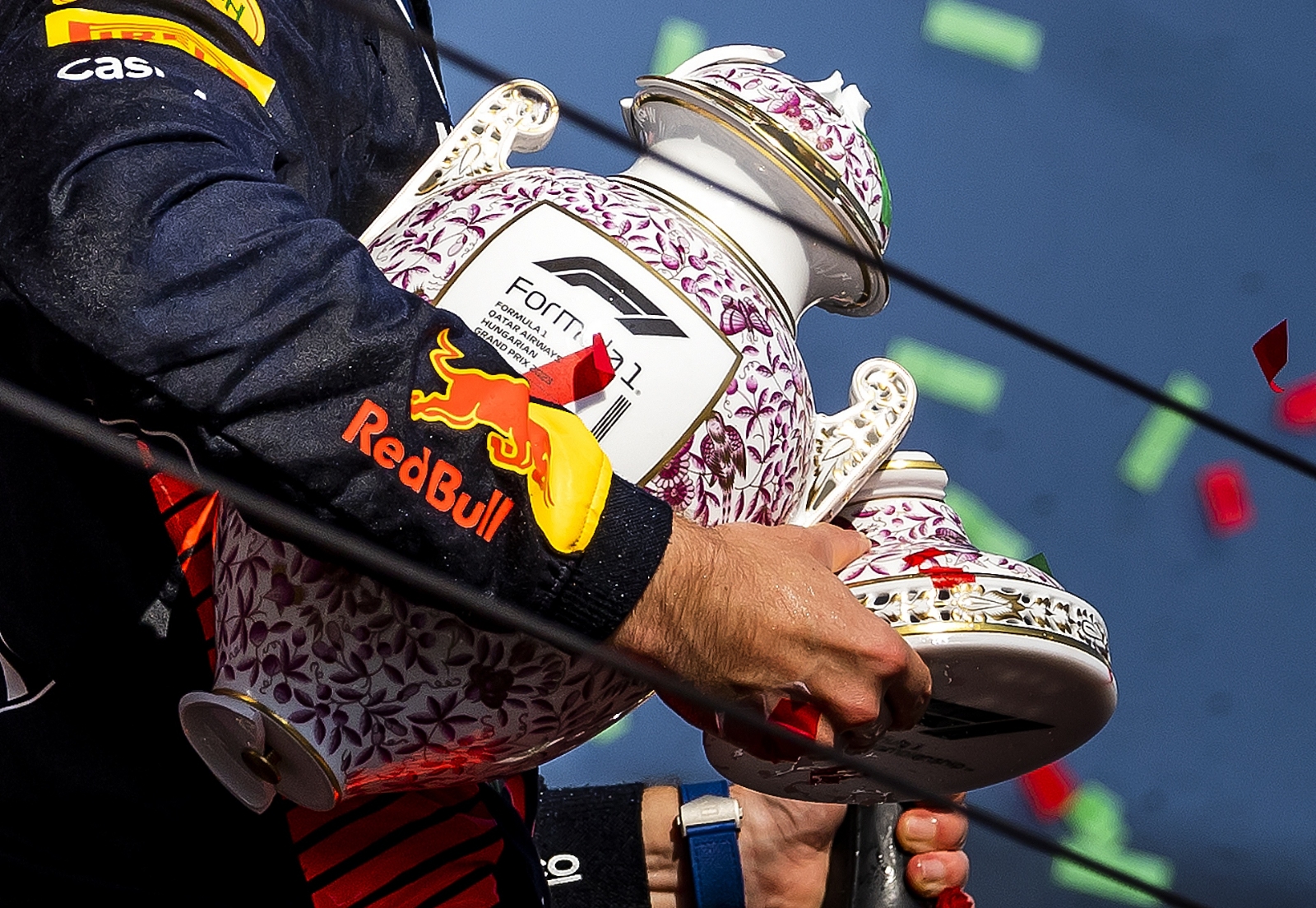 Max Verstappen tomó a broma el accidente con su trofeo