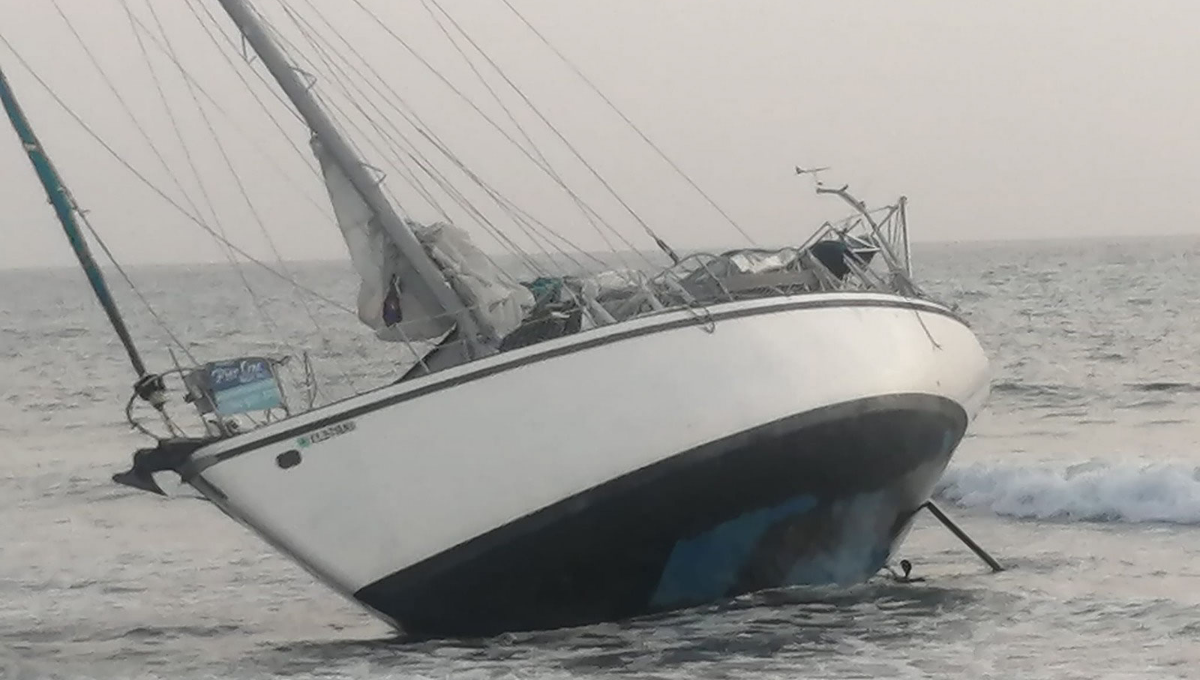Según la información previa un velero se encontraba navegando en el Mar Caribe, aunque aún no se han revelado las causas que lo hicieron encallar Según la información previa un velero se encontraba navegando en el Mar Caribe, aunque aún no se han revelado las causas que lo hicieron encallar