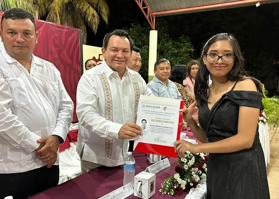 Huacho Díaz Mena reconoció el esfuerzo de los alumnos por los años de estudio.