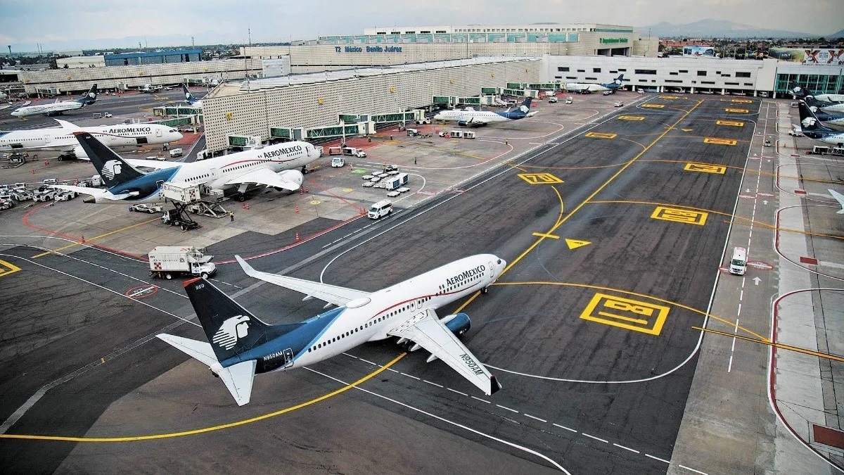 Roban avión del AICM
