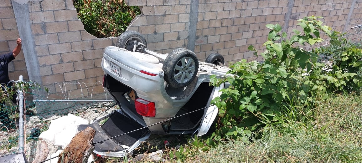 La mujer salió ilesa, pero optó por abandonar su vehículo y escapar del lugar