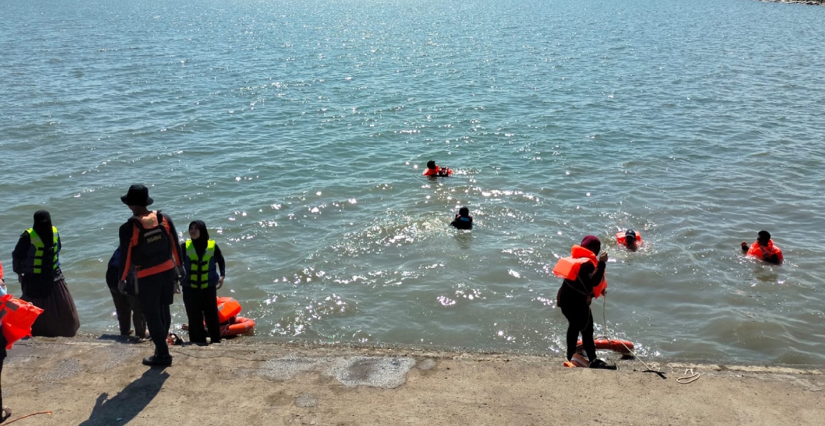 Naufragio de barco en Indonesia deja 15 muertos y 19 desaparecidos