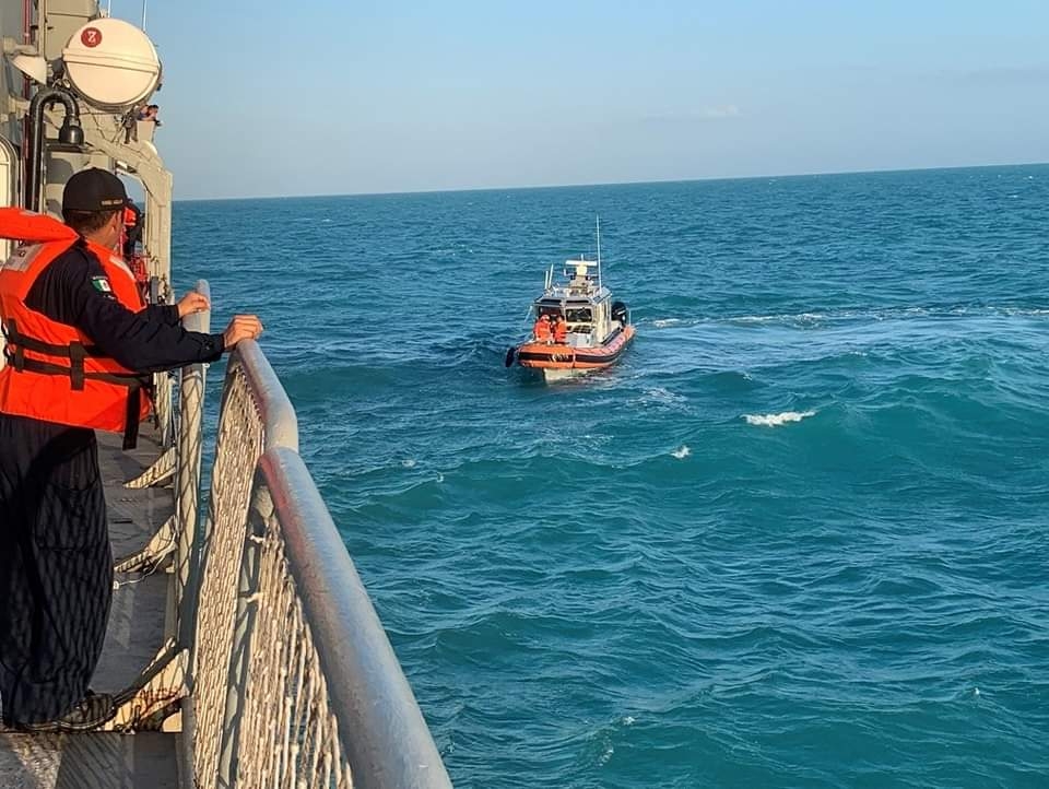 Pescadores quedan varados en altamar en Progreso tras una falla en el motor