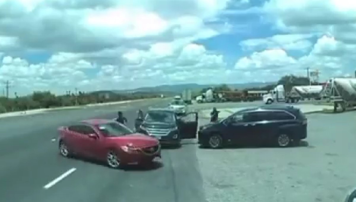 El robo fue hecho por varios sujetos a bordo de dos vehículos El robo fue hecho por varios sujetos a bordo de dos vehículos