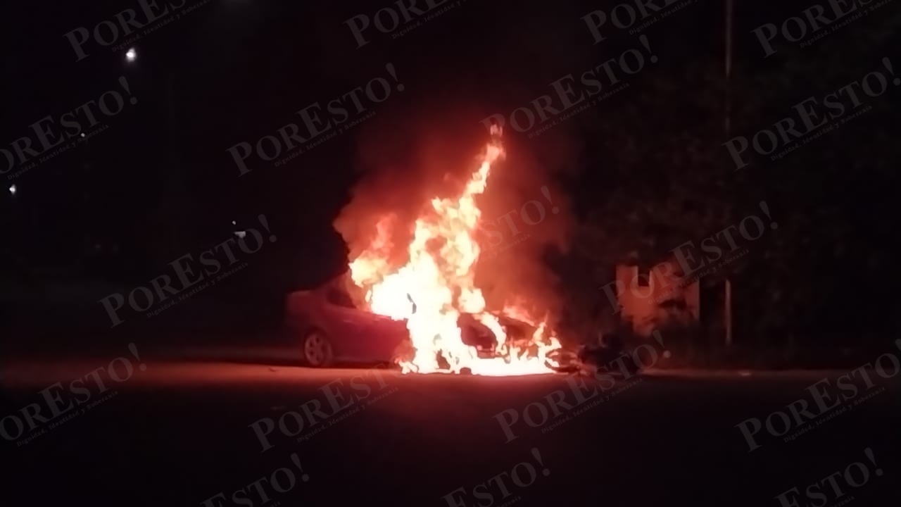 Ante el retraso de los bomberos, las llamas consumieron el auto Ante el retraso de los bomberos, las llamas consumieron el auto