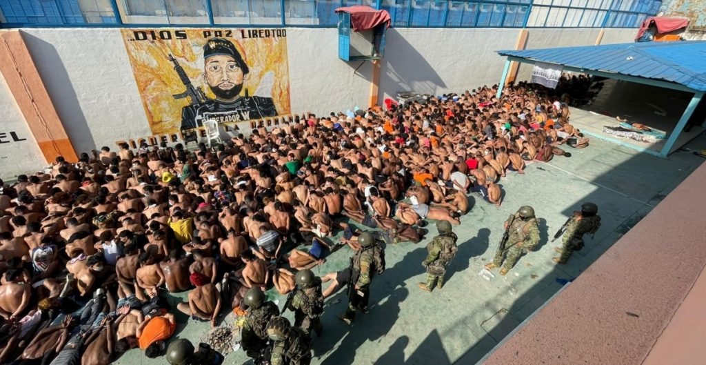 Enfrentamiento en cárcel de Ecuador deja a 31 presos muertos y 14 guardias heridos